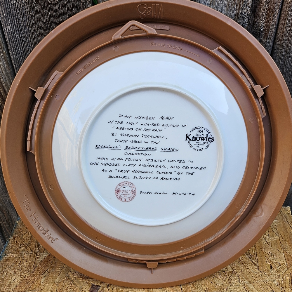 Norman Rockwell Portrait Plate with Brown Frame - Picture 15 of 16